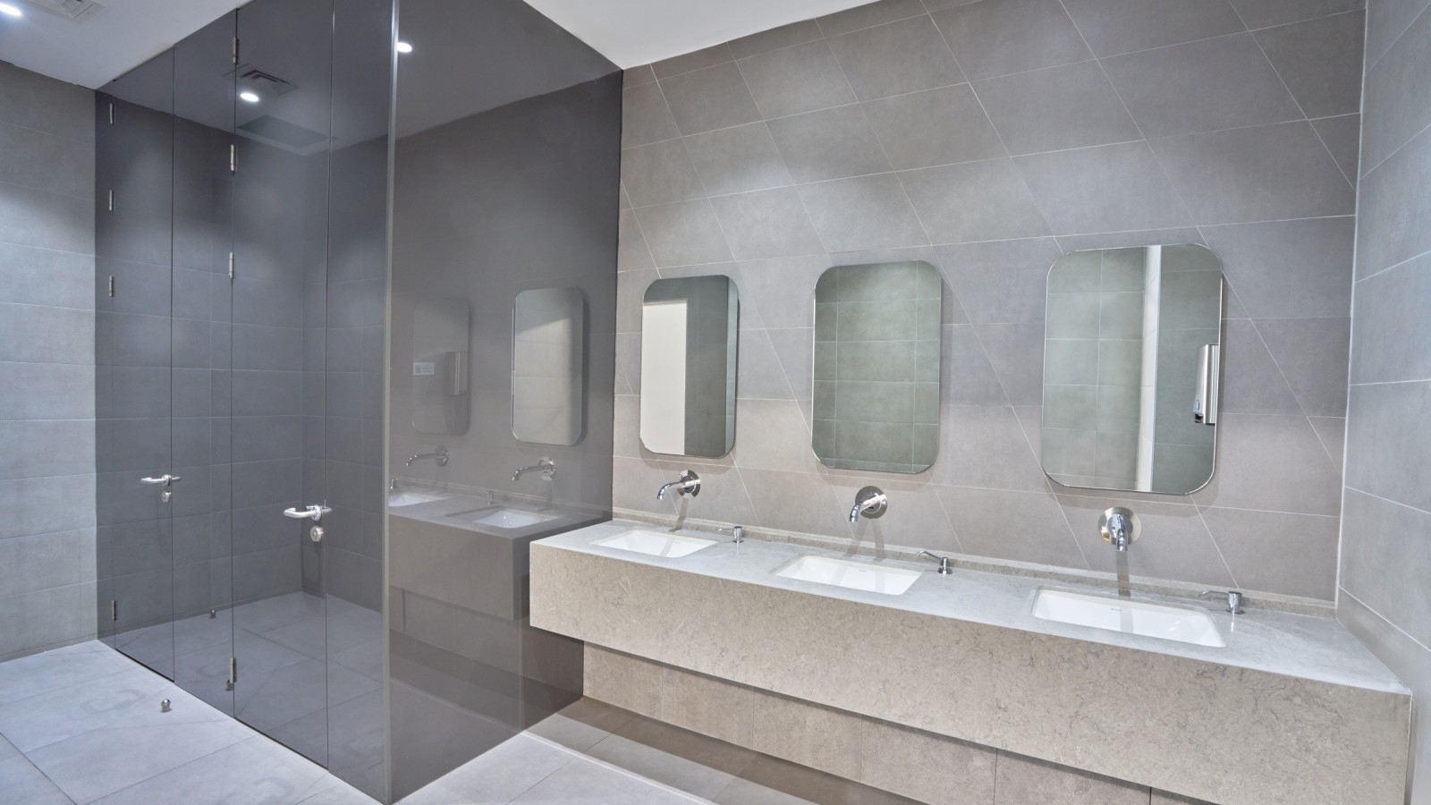 Sencillo y elegante: lavabos Geberit VariForm y grifos Piave © Oğuzhan Kasar