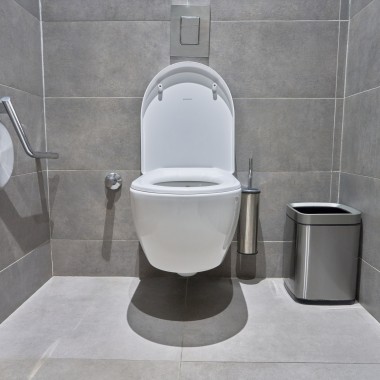 En los baños se han instalado muchos productos Geberit, como los inodoros iCon (© Oğuzhan Kasar) En los baños se han instalado muchos productos Geberit, como los inodoros iCon (© Oğuzhan Kasar)
