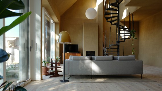 Inundada de luz: la “Haus am Hof” es luminosa y acogedora gracias a sus amplios ventanales (© Anna W.) Inundada de luz: la “Haus am Hof” es luminosa y acogedora gracias a sus amplios ventanales (© Anna W.)