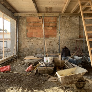 El “salón” antes de la renovación. Gran parte fue completamente remodelada, incluida la estructura del suelo (© Anna W.) El “salón” antes de la renovación. Gran parte fue completamente remodelada, incluida la estructura del suelo (© Anna W.)