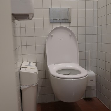 Muchos productos de Geberit están instalados en los baños públicos. (© Geberit) Muchos productos de Geberit están instalados en los baños públicos. (© Geberit)