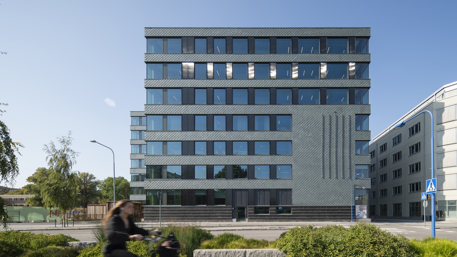 La fachada de pizarra con paneles solares integrados garantiza la eficiencia energética (© baraBild).