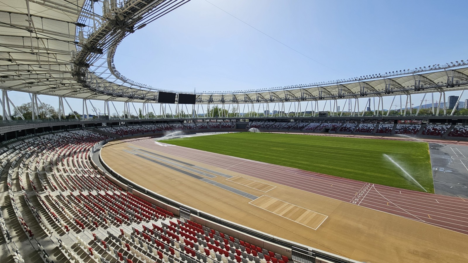 La plaza central está destinada a grandes eventos, pero a mitad de altura hay un amplio pasillo para uso público (© Geberit) La plaza central está destinada a grandes eventos, pero a mitad de altura hay un amplio pasillo para uso público (© Geberit)