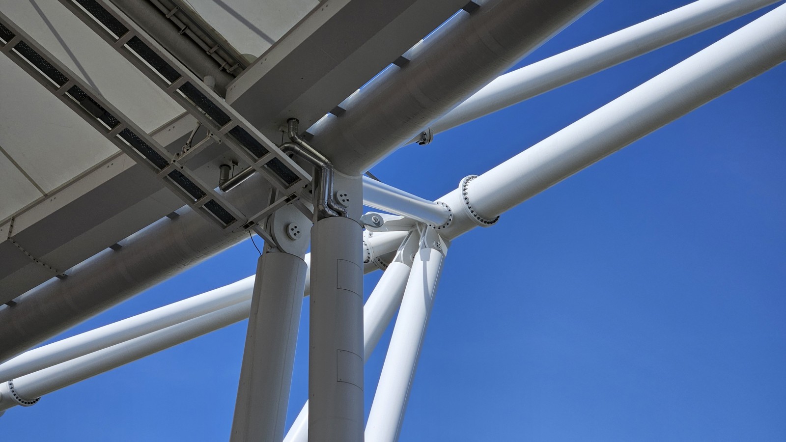 Oculto en las vigas: el sistema de drenaje de cubiertas Geberit Pluvia (© Geberit) Oculto en las vigas: el sistema de drenaje de cubiertas Geberit Pluvia (© Geberit)