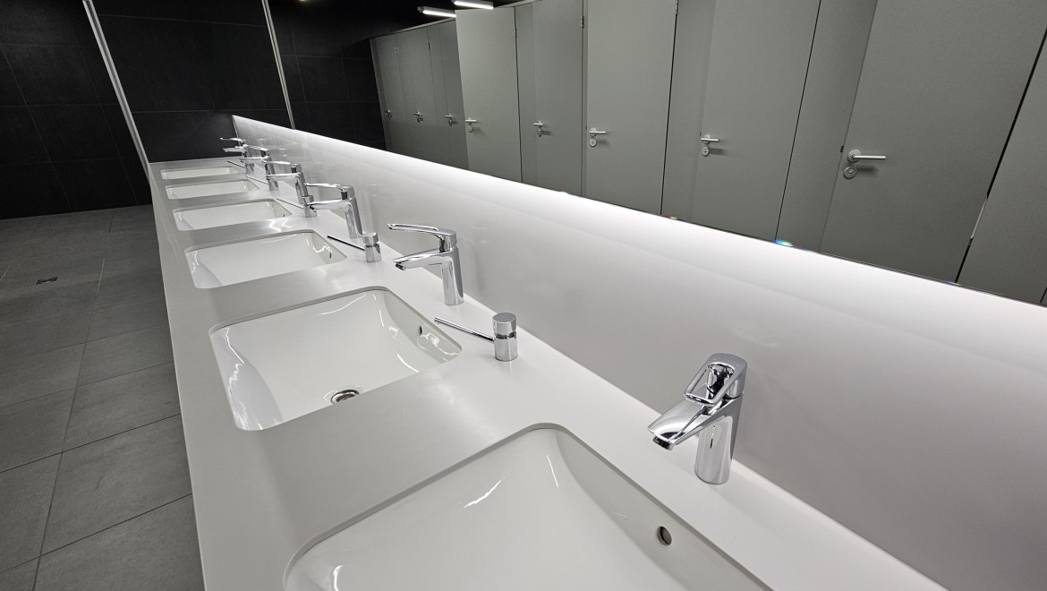Muchos productos Geberit están instalados en los baños públicos, como los lavabos VariForm (© Geberit)