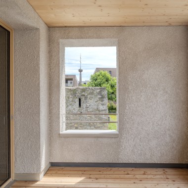 Los muros del balcón y la superficie de la fachada están hechos de enlucido de cal.© Openly / Jens Ellensohn Los muros del balcón y la superficie de la fachada están hechos de enlucido de cal.© Openly / Jens Ellensohn