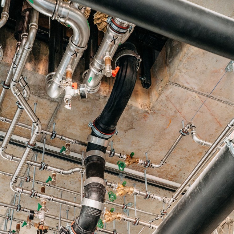 Rascacielos residential DS 90: accesorio Geberit Silent-Pro BottomTurn en la zona del cambio de dirección Rascacielos residential DS 90: accesorio Geberit Silent-Pro BottomTurn en la zona del cambio de dirección