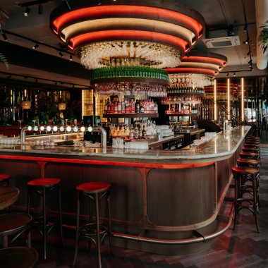 En la planta baja: el legendario Gran Café Heineken Hoek tiene una nueva imagen. (© Nina Slagmolen) En la planta baja: el legendario Gran Café Heineken Hoek tiene una nueva imagen. (© Nina Slagmolen)