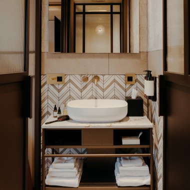 Los baños están equipados con inodoros bidé de la línea premium AquaClean Mera (© Nina Slagmolen) Los baños están equipados con inodoros bidé de la línea premium AquaClean Mera (© Nina Slagmolen)