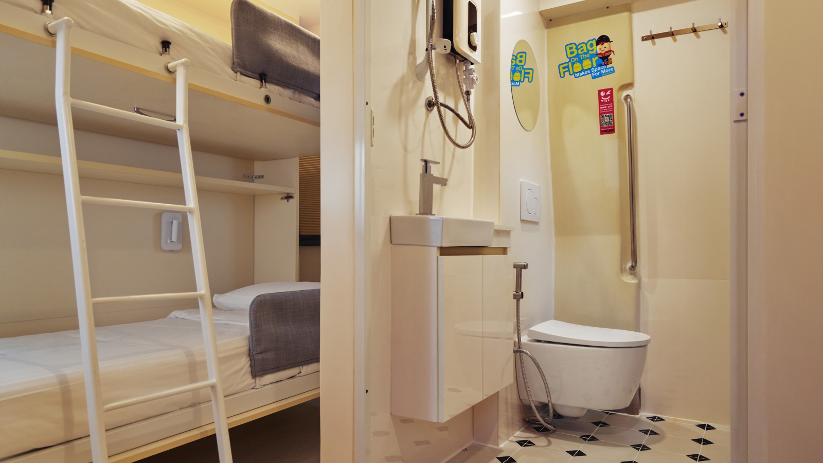 Ingenioso: las camas a medida se pueden plegar fácilmente cuando no se usan (© Watson Lau)