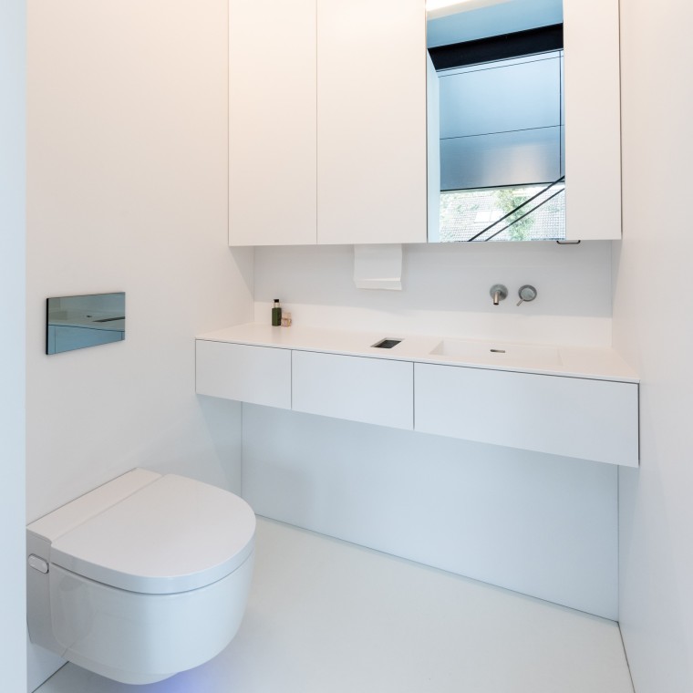 Diseño interior minimalista, confort máximo: con el inodoro bidé Geberit AquaClean Mera Comfort. (© Lucas van der Wee)