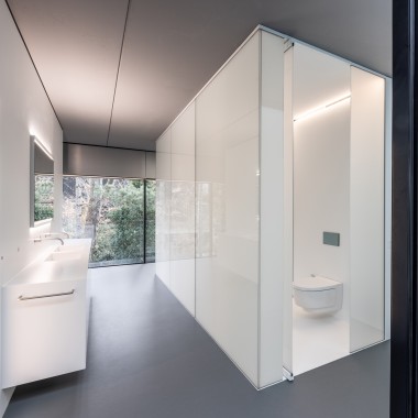 El baño se añadió como un «mueble independiente» dentro de la estructura de acero y vidrio (© Lucas van der Wee). El baño se añadió como un «mueble independiente» dentro de la estructura de acero y vidrio (© Lucas van der Wee).