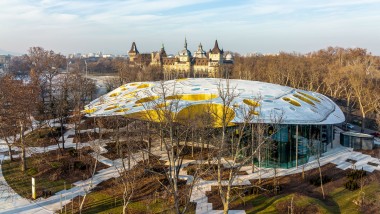 ¿Una seta en el parque? El icónico techo de la Casa de la Música húngara, visto desde arriba (© Városliget Zrt.)