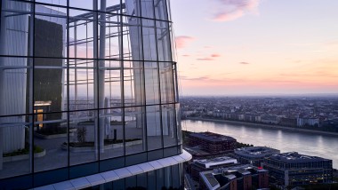 La terraza de la azotea ofrece una vista abierta del Donau y Budapest (© MOL Gruppe)