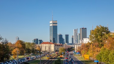 Varso Place con su torre de 310 metros de altura vigila toda Varsovia (© Aaron Hargreaves/Foster + Partners)