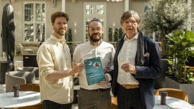El CEO de BJERG Arkitektur Kjeld Bjerg (desde la derecha) y los arquitectos Carsten Wraae Jensen y Mads Bjerg Nørkjær premiados con el mejor diseño (© Wilfred Gachau)