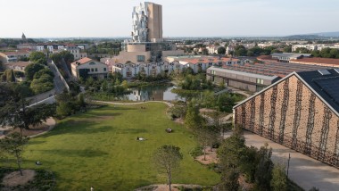 El centro cultural LUMA en Arlés: en primer plano el parque de estudios y la gran sala de eventos, en lo alto la torre de 56 metros de altura de Frank Gehry (© Rémi Bénali, Arlés)