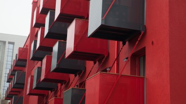 Una llamativa fachada roja presidida por balcones cúbicos es el nuevo punto de atracción en Goldsteinstrasse, en Fráncfort del Meno (© Geberit)