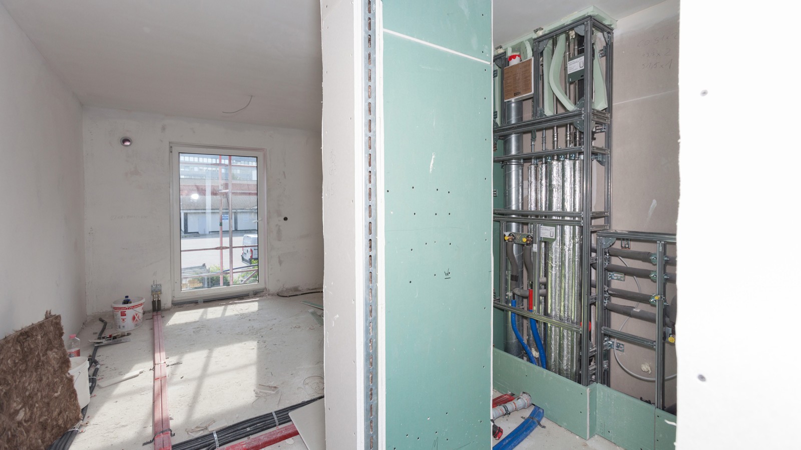 El premontaje industrial con Geberit GIS de las paredes sanitarias para el sistema completo de suministro y evacuación acortó el tiempo de construcción en tres meses (© Geberit)