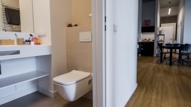 Diseño que aumenta el espacio: mini baño en un apartamento en la residencia de estudiantes LivinnX (© Jaroslaw Kakal/Geberit)