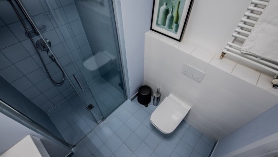 Incluso los baños más pequeños revelan el gusto personal de sus habitantes (© Jaroslaw Kakal/Geberit)