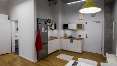 LivinnX ofrece cuartos individuales, pero también apartamentos compartidos para hasta cuatro personas (© Jaroslaw Kakal/Geberit)