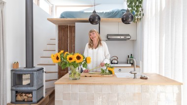 La holandesa Marjolein Jonker en su Tiny House (© Chiela van Meerwijk)