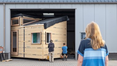Gran mudanza para la micro casa: en mayo de 2022, "Sprout" se mudó del taller al barrio verde de Olst-Wijhe (NL) (© Chiela van Meerwijk)