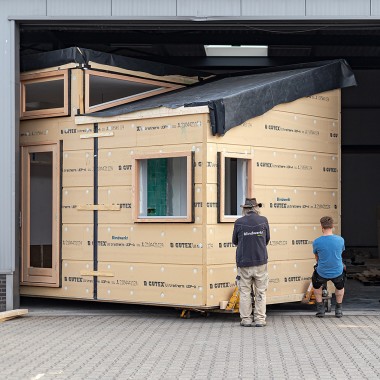 Gran mudanza para la microcasa: en mayo de 2022, "Sprout" se mudó del taller al barrio verde de Olst-Wijhe (NL) (© Chiela van Meerwijk) Gran mudanza para la microcasa: en mayo de 2022, "Sprout" se mudó del taller al barrio verde de Olst-Wijhe (NL) (© Chiela van Meerwijk)
