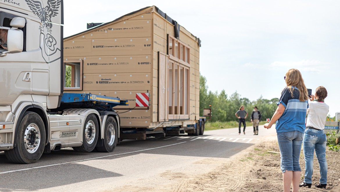 Transporte de la Tiny House (© Chiela van Meerwijk)