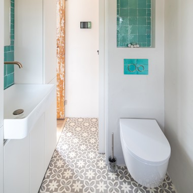 Todo para el baño pequeño: WC, pulsador y lavabo son de Geberit (© Chiela van Meerwijk)
