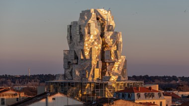 Los paneles de aluminio con revestimiento especial de la fachada de la torre reflejan la luz del sol de la tarde, creando una atmósfera casi sobrenatural (© Adrian Deweerdt, Arles)