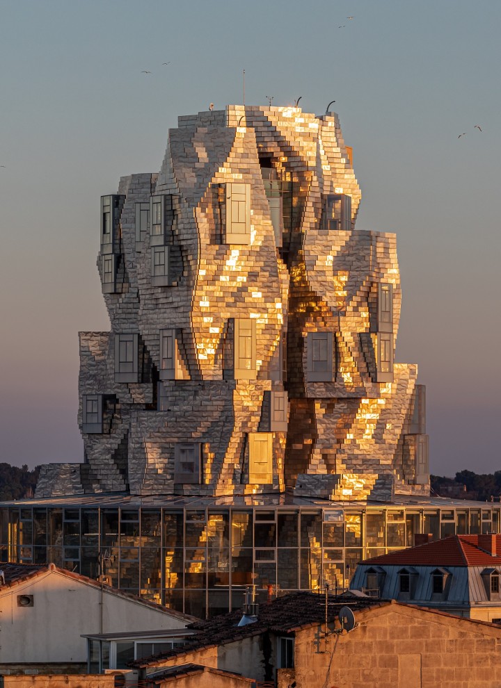Centro cultural LUMA en Arlés: una torre de 56 metros de altura de Frank Gehry (© Rémi Bénali, Arlés)