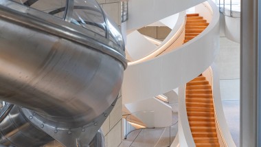 Dentro de la torre, una imponente escalera de múltiples vueltas conecta los pisos. Quien lo desea, puede usar un tobogán para bajar (© Adrian Deweerdt, Arles) Dentro de la torre, una imponente escalera de múltiples vueltas conecta los pisos. Quien lo desea, puede usar un tobogán para bajar (© Adrian Deweerdt, Arles)