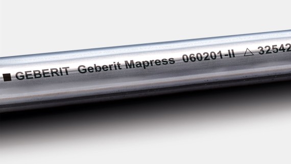 La rotulación negra marca el tubo de sistema Geberit Mapress Acero Inoxidable CrNiMo