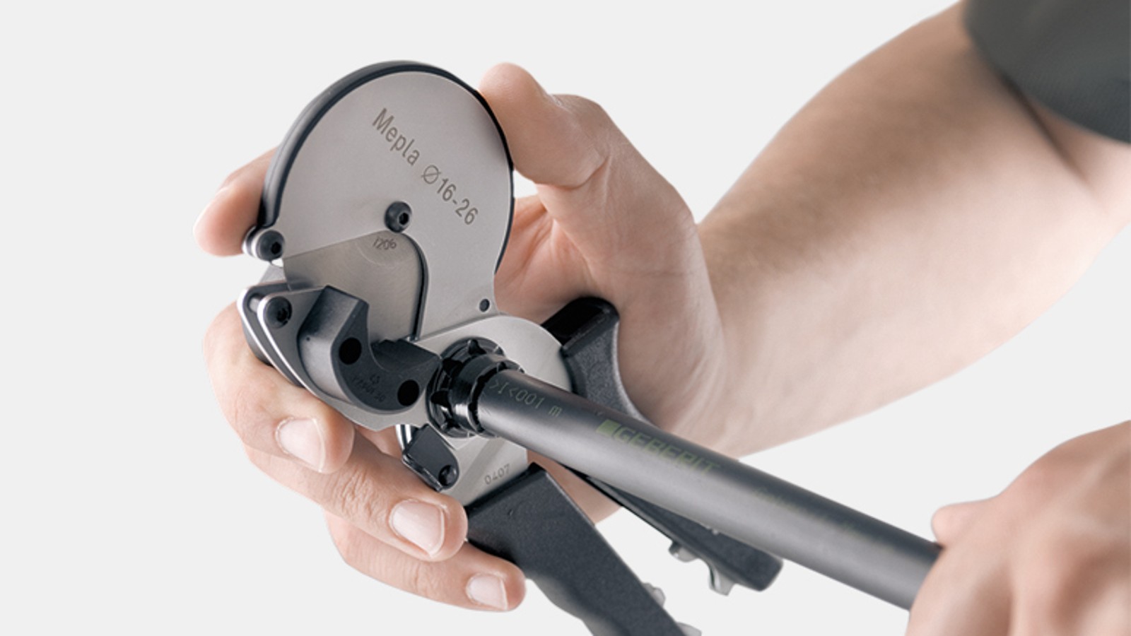 Corte de tubos a medida y desbarbado con una sola herramienta