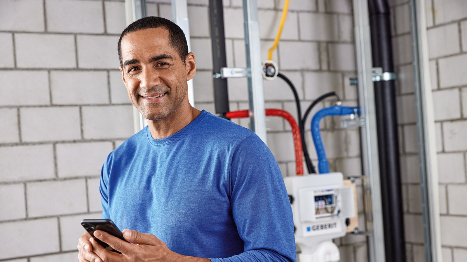El fontanero ha configurado la unidad de descarga higiénica Geberit HS50 utilizando la app Geberit Control (© Geberit)
