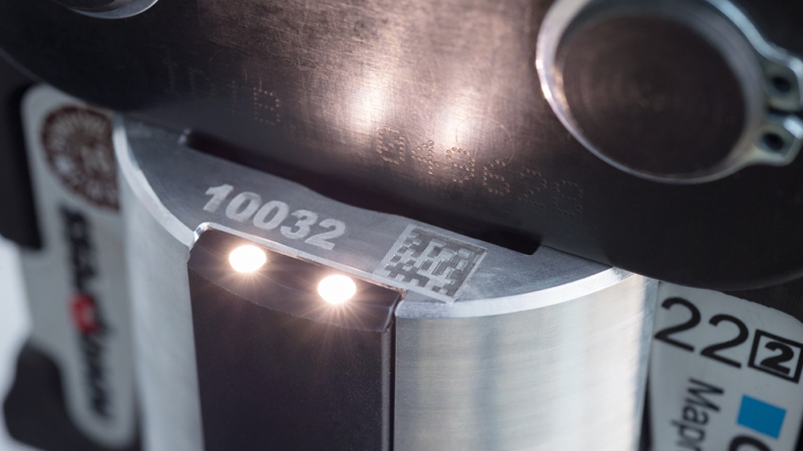 Las herramientas de compresión de Geberit con iluminación del punto de compresión garantizan una buena visibilidad en los rincones oscuros