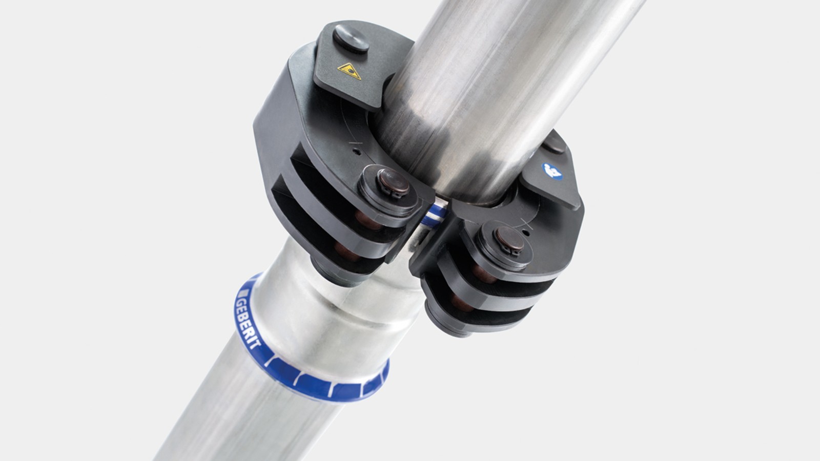 El mecanismo de enclavamiento a presión fija el collarín de compresión Geberit al accesorio Geberit Mapress