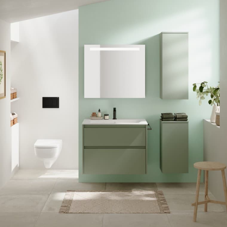 Cuarto de baño con inodoro, lavabo y mueble Geberit Selnova y pulsador Geberit Sigma20 Cuarto de baño con inodoro, lavabo y mueble Geberit Selnova y pulsador Geberit Sigma20