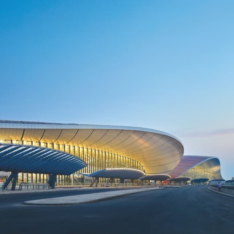 El impresionante diseño del aeropuerto es de Zaha Hadid Architects (© Zaha Hadid Architects) El impresionante diseño del aeropuerto es de Zaha Hadid Architects (© Zaha Hadid Architects)