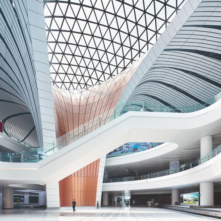 Las líneas curvas se entrecruzan por todo el interior del edificio (© Zaha Hadid Architects) Las líneas curvas se entrecruzan por todo el interior del edificio (© Zaha Hadid Architects)