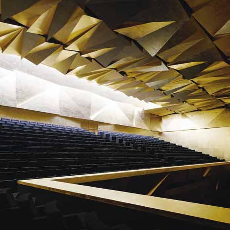 Detalle del patio de butacas y techo del auditorio Mieczyslaw Karlowicz (© Simon Menges) Detalle del patio de butacas y techo del auditorio Mieczyslaw Karlowicz (© Simon Menges)
