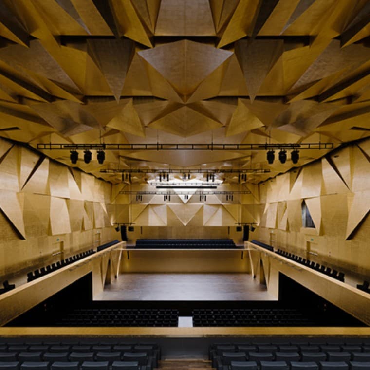 Vista general del escenario del auditorio Mieczyslaw Karlowicz (© Simon Menges) Vista general del escenario del auditorio Mieczyslaw Karlowicz (© Simon Menges)