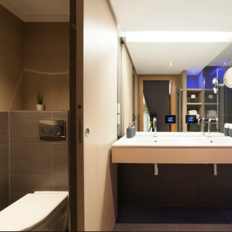 Ejemplo de baño modular con cisterna empotrada Geberit donde se ha cuidado hasta el último detalle Ejemplo de baño modular con cisterna empotrada Geberit donde se ha cuidado hasta el último detalle