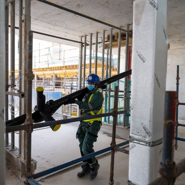 Un solo operario conduce el tramo de tubería al lugar de instalación Un solo operario conduce el tramo de tubería al lugar de instalación