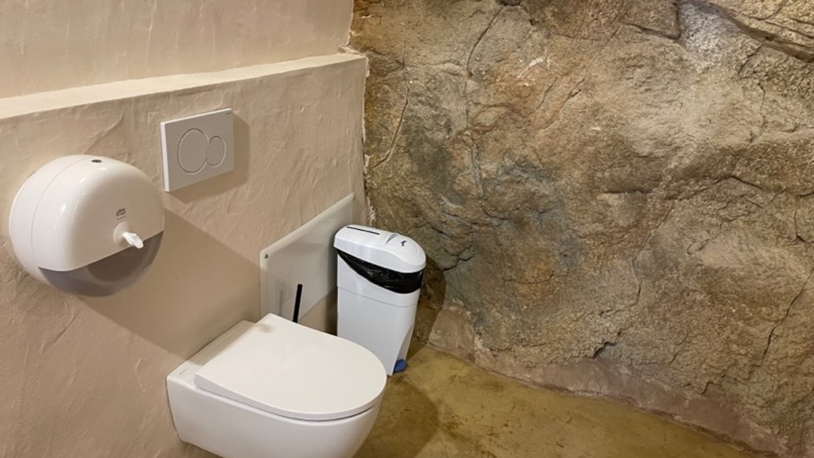 Cisternas empotradas e inodoros Geberit en el camping Delfín Verde Cisternas empotradas e inodoros Geberit en el camping Delfín Verde