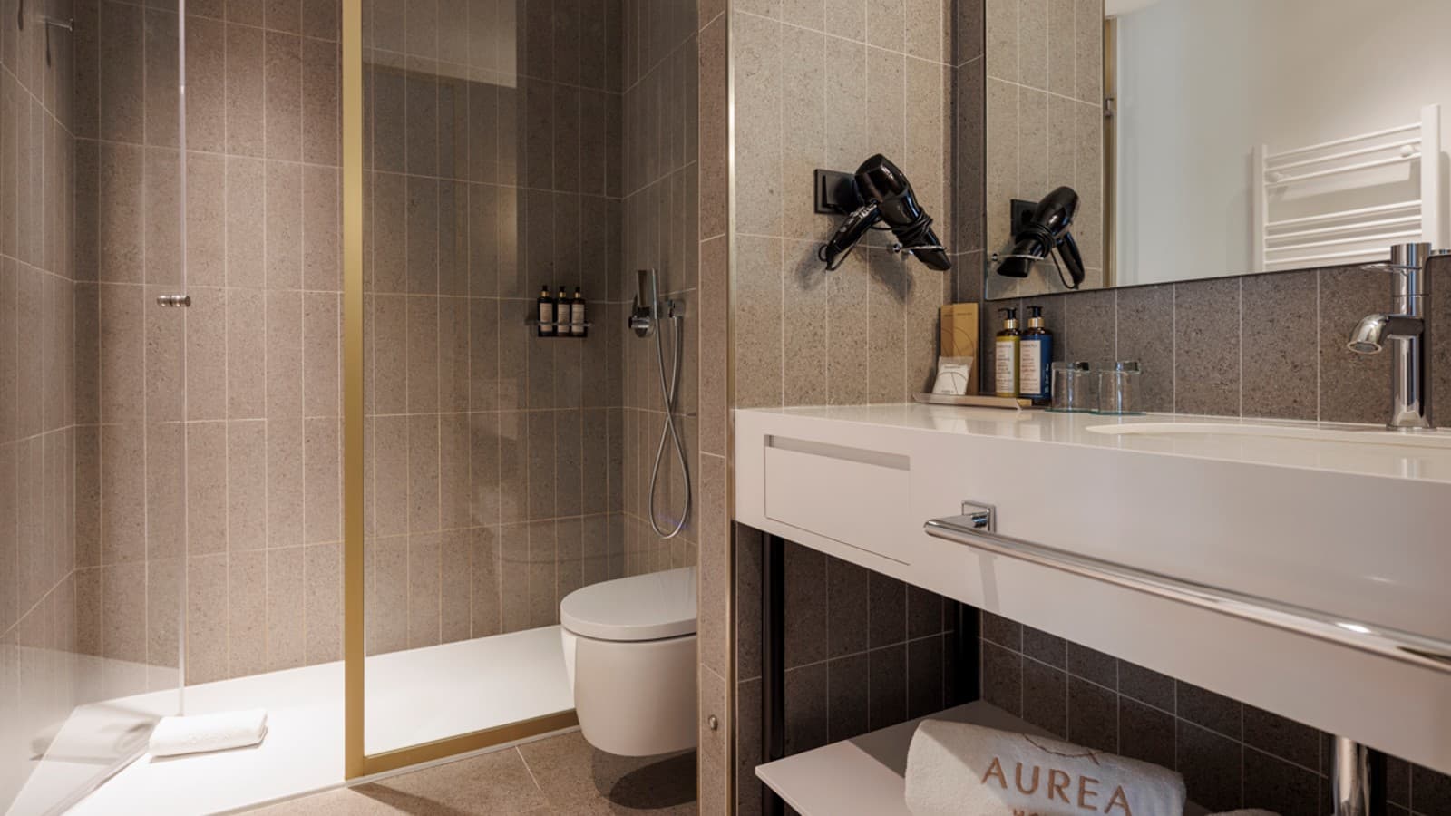 Un plus de confort con el inodoro bidé AquaClean Sela en los baños de las habitaciones Hotel Áurea Palacio de Correos (© Clara Larrea Quemada) Un plus de confort con el inodoro bidé AquaClean Sela en los baños de las habitaciones Hotel Áurea Palacio de Correos (© Clara Larrea Quemada)