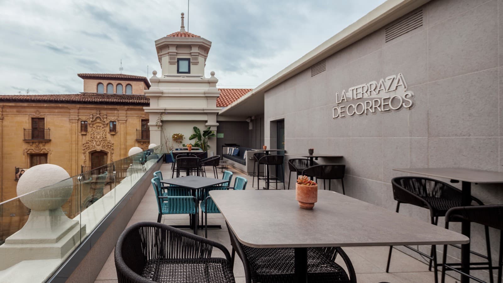La impresionante terraza del Hotel Áurea Palacio de Correos (© Clara Larrea Quemada) La impresionante terraza del Hotel Áurea Palacio de Correos (© Clara Larrea Quemada)