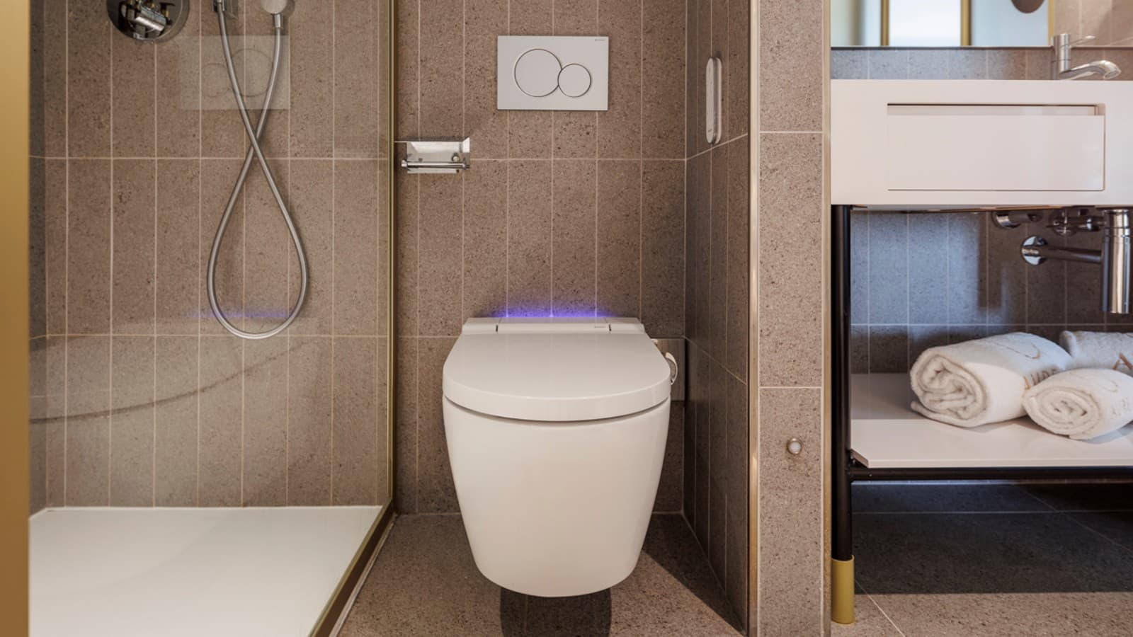 Inodoro bidé AquaClean Sela en un baño de las habitaciones Hotel Áurea Palacio de Correos (© Clara Larrea Quemada) Inodoro bidé AquaClean Sela en un baño de las habitaciones Hotel Áurea Palacio de Correos (© Clara Larrea Quemada)